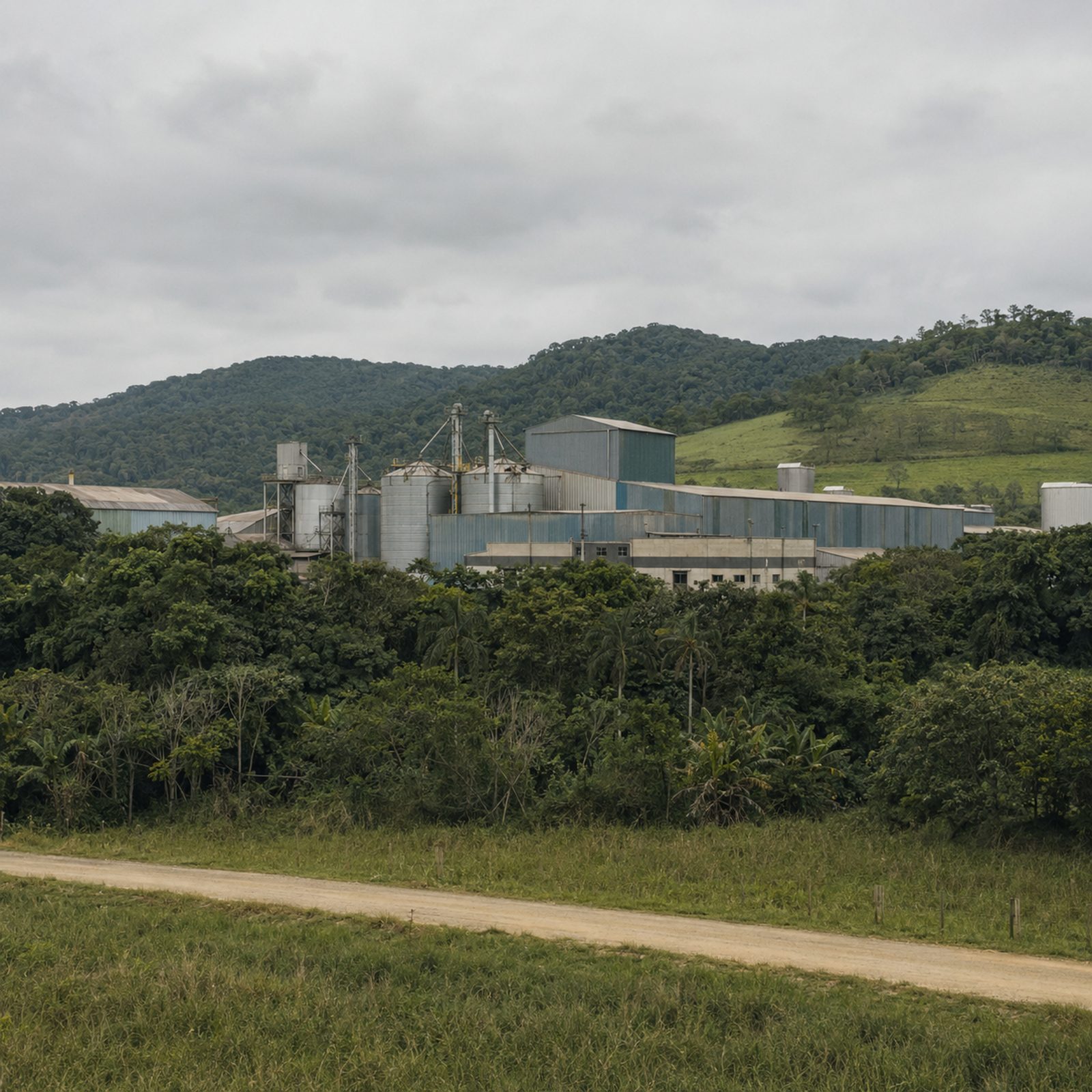 Planta industrial em operação, representando o licenciamento de instalação e operação de indústrias.