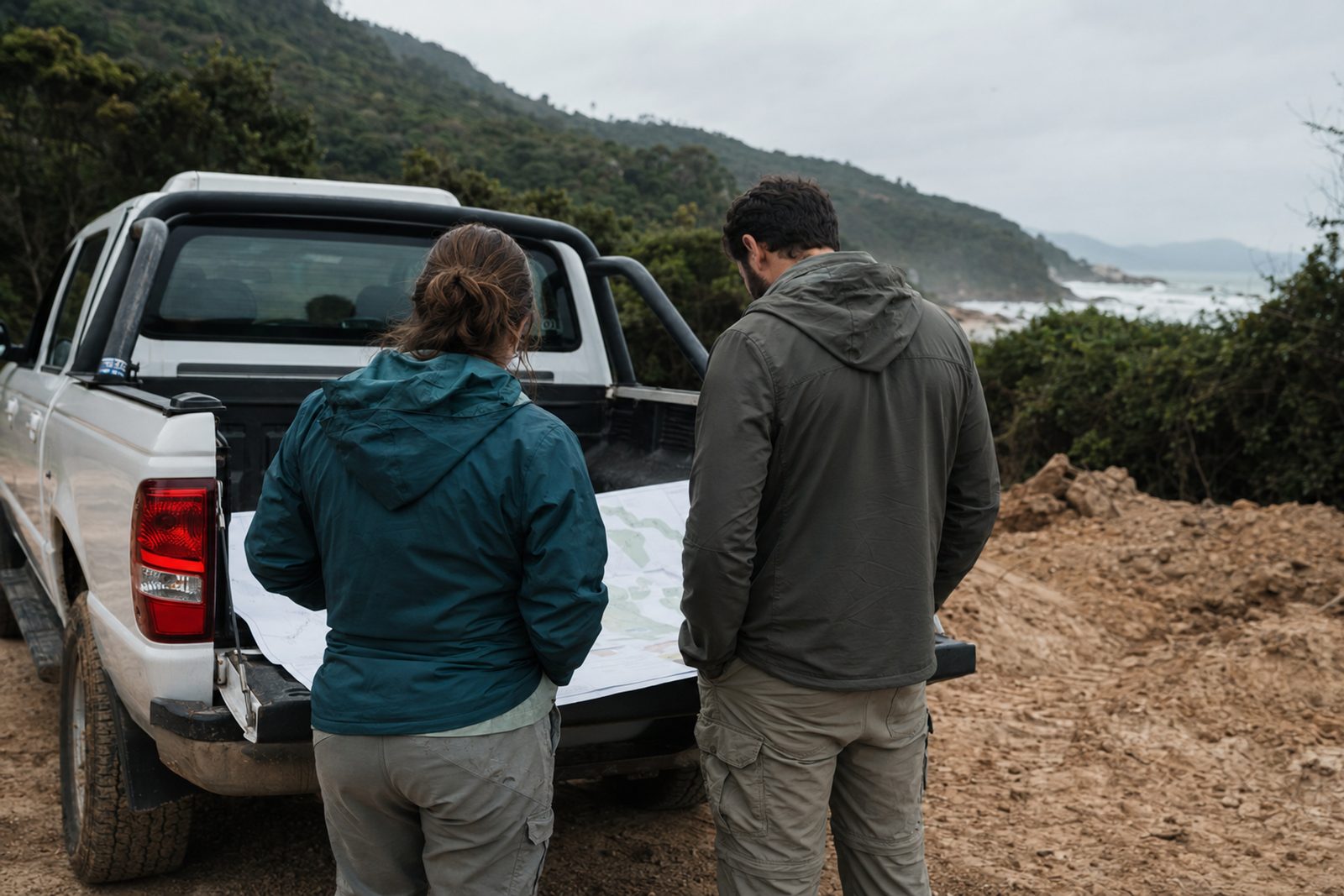 Profissionais da Ecosense em campo, avaliando as condições ambientais de uma obra no litoral catarinense.